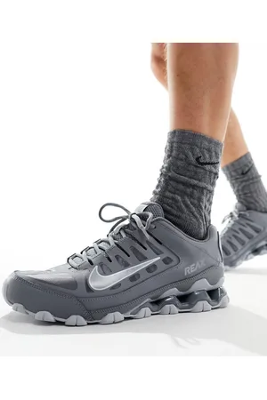 Nike Reax 8 sneakers in and white