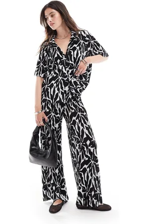 ONLY Wide leg pants in abstract flower print -set