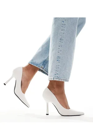 Glamorous Pointed high heeled pumps in white