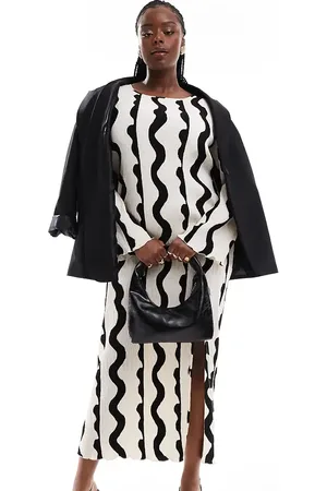 Extro & Vert Plus Plisse maxi dress in black and cream contrast print