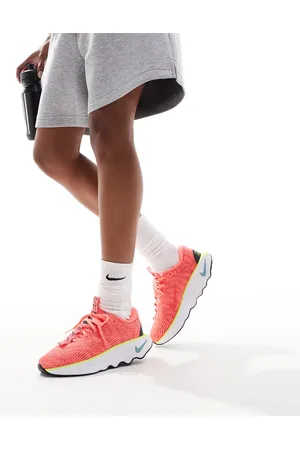 Nike Motiva sneakers in and white