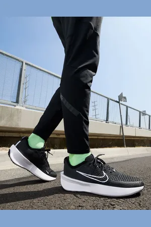Nike Interact Run sneakers in and white