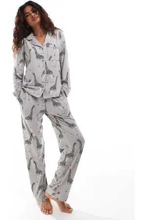 Chelsea Peers Giraffe print long sleeve camp shirt and pants pajama set in