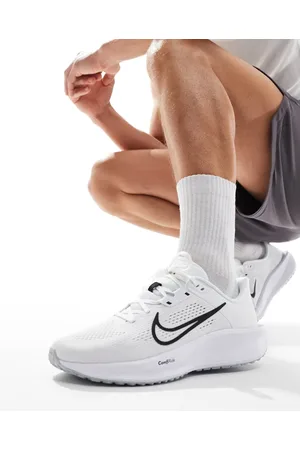 Nike Quest 6 sneakers in and black