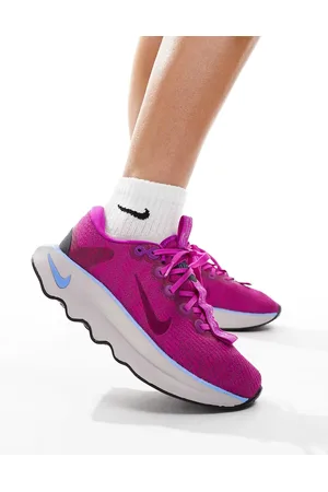 Nike Motiva sneakers in