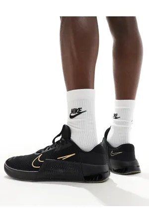 Nike Metcon 9 sneakers in and gold
