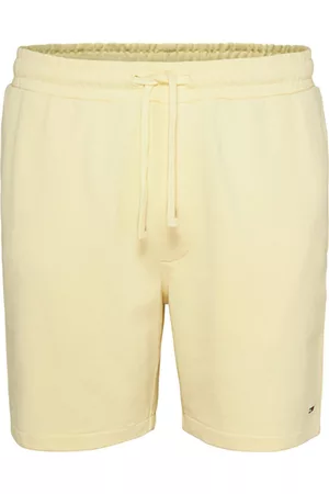 Shorts de color amarillo para hombre 