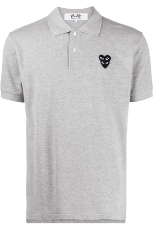 Comme des Garçons Playera tipo polo con parche de dos corazones