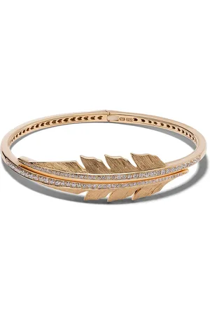 STEPHEN WEBSTER Brazalete Magnipheasant con motivo de pluma en oro amarillo de 18kt con diamantes en pavé