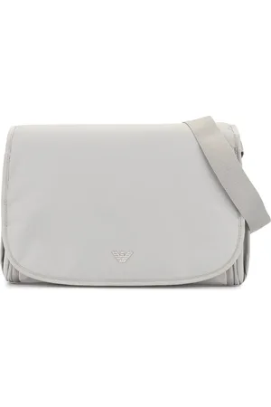 Emporio Armani Pañalera con placa del logo