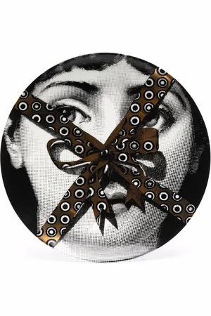 FORNASETTI Plato decorativo con estampado de Lina Cavalieri