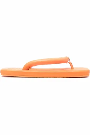Camper Sandalias con detalle capitonado