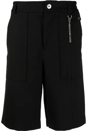 Feng Chen Wang Bermudas con detalle del logo