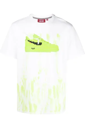MOSTLY HEARD RARELY SEEN Playera con tenis estampados