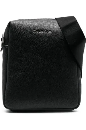 Calvin Klein Bolsa reporter pequeña con logo en relieve