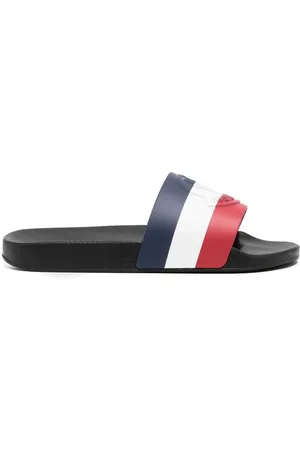 Moncler Flip flops con logo en relieve y rayas estampadas