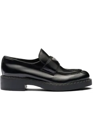 Prada Mocasines con placa del logo