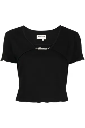 Musium Div. Playera a capas con placa del logo
