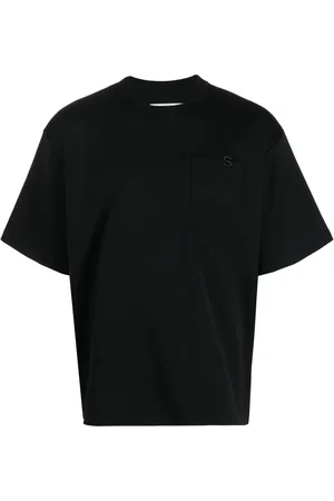 SACAI Playera con logo bordado y bolsillo de parche