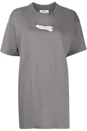 Musium Div. Playera con logo estampado