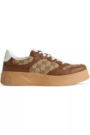 Gucci Tenis bajos con relieve GG