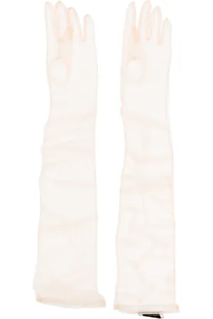 Ioana Ciolacu Guantes con acabado traslúcido