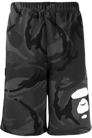 A Bathing Ape Bermudas con estampado militar