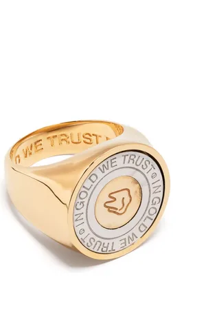 In Gold We Trust Anillo con logo grabado
