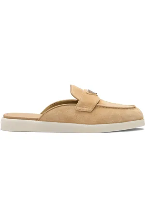 Prada Mules de gamuza con placa del logo