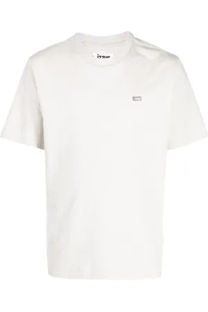 Izzue Playera con parche del logo