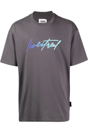 Izzue Playera con parche del logo