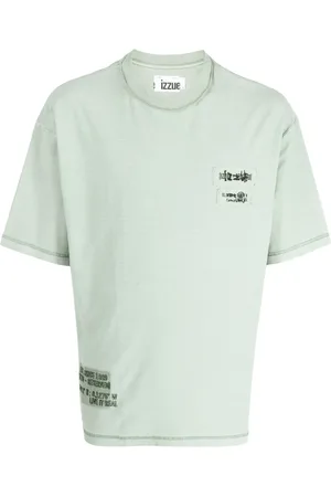 Izzue Playera con parche del logo