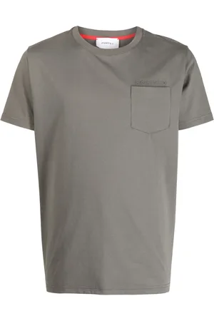 Ports V Playera con bolsillo de parche