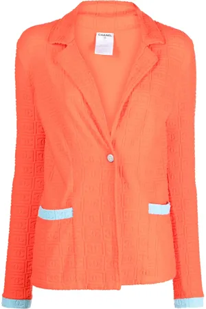 CHANEL Blazer con logo en relieve 2002