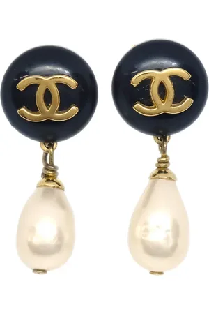 CHANEL Aretes de clip con botón y logo CC 1996