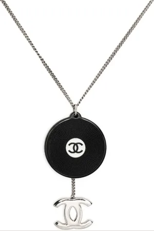 CHANEL Collar con dije y logo CC 2004