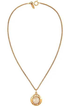 CHANEL Collar con logo y perla artificial 1980