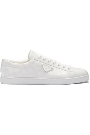 Prada Tenis con agujetas con logo triangular