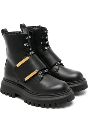 Nº21 Botines con placa del logo