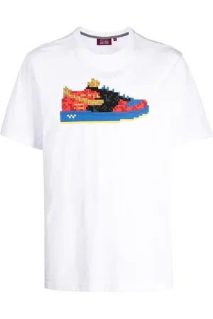 MOSTLY HEARD RARELY SEEN Playera con tenis estampados