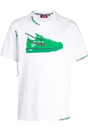 MOSTLY HEARD RARELY SEEN Playera con tenis estampados