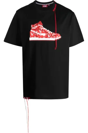 MOSTLY HEARD RARELY SEEN Playera con tenis estampados