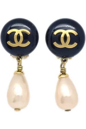 CHANEL Aretes de clip con perla artificial y logo CC 1994