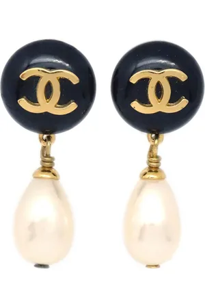 CHANEL Aretes de clip con perla artificial y logo CC 1997