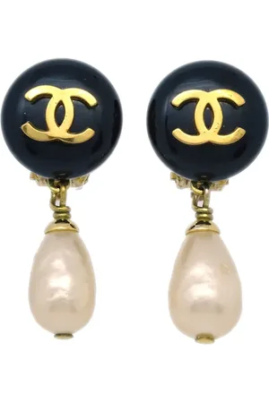 CHANEL Aretes de clip con perla artificial y logo CC 1994