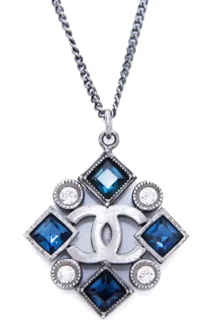 CHANEL Collar con detalle de strass y logo CC 2006