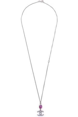 CHANEL Collar con dije del logo CC y detalles de cristal 2020