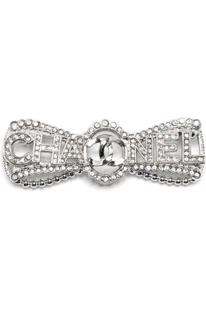 CHANEL Broche de moño con detalles de strass y logo CC 2000