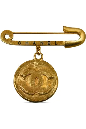 CHANEL Broche con medallón y logo CC