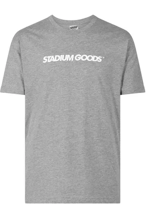 STADIUM GOODS® Playera Horizontal Logo "Grey